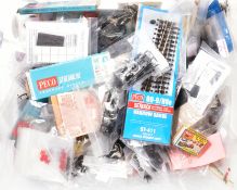 MODEL RAILWAY - COLLECTION OF ASSORTED OO GAUGE TRAIN ACCESSORIES