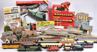MODEL RAILWAY - COLLECTION OF OO GAUGE LOCOS & ACCESSORIES