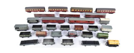 COLLECTION OF ASSORTED OO GAUGE MODEL RAILWAY TRAINSET ROLLING STOCK FROM VARIOUS MAKERS