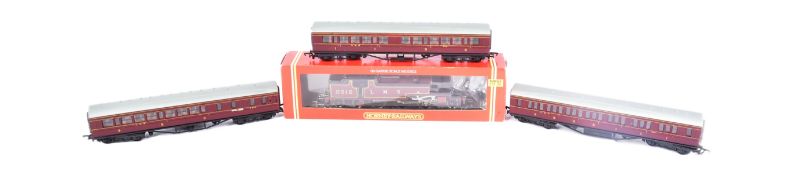 MODEL RAILWAY - HORNBY OO GAUGE LOCOMOTIVE & CARRIAGES
