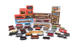 AN ASSORTMENT OF MODEL RAILWAY TRAINSET WAGONS / COACHES / CARRIAGES FROM VARIOUS MAKERS