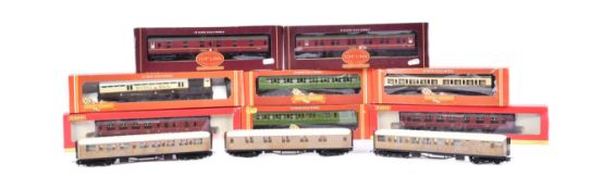 MODEL RAILWAY - COLLECTION OF HORNBY OO GAUGE CARRIAGES