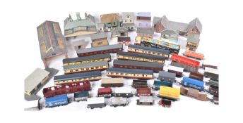 MODEL RAILWAY - OO GAUGE ROLLING STOCK & TRACKSIDE BUILDINGS