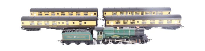 MODEL RAILWAY - HORNBY OO GAUGE MODEL RAILWAY LOCO & CARRIAGES