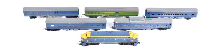 COLLECTION OF ASSORTED TRIANG TRANSCONTINENTAL OO GAUGE MODEL RAILWAY COACHES AND LOCOMOTIVE