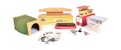 COLLECTION OF ASSORTED HORNBY DUBLOO OO GAUGE MODEL RAILWAY TRAINSET TRACKSIDE ACCESORIES