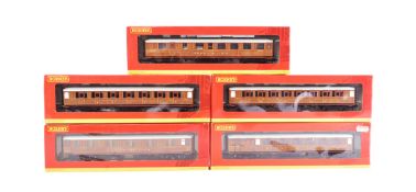 COLLECTION OF ASSORTED HORNBY OO GAUGE MODEL RAILWAY COACHES