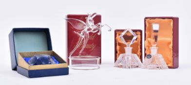 COLLECTION OF MID CENTURY DECORATIVE GLASSWARE PIECES