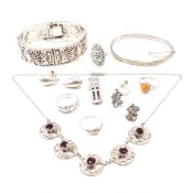 COLLECTION OF ASSORTED SILVER & WHITE METAL JEWELLERY