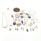 COLLECTION OF ASSORTED COSTUME JEWELLERY