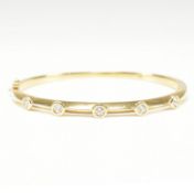 18CT GOLD & DIAMOND BANGLE BRACELET