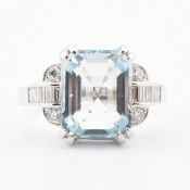 18CT WHITE GOLD AQUA MARINE & DIAMOND RING