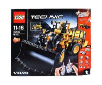 LEGO SET - TECHNIC - 42030 - REMOTE-CONTROLLED VOLVO L350F WHEEL LOADER