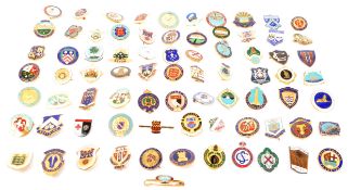 COLLECTION OF 1950S VINTAGE METAL BOWLING BOWLS PIN BADGES