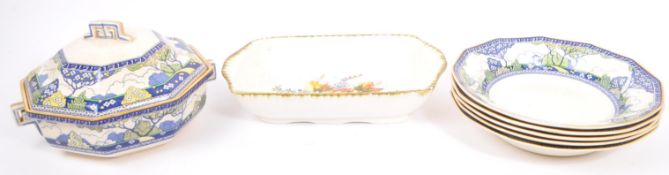 MID 20TH CENTURY ROYAL DOULTON MERRYWEATHER DINNER SERVICE