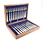 1970S CASED HALLMARKED SILVER COLLARED & MOTHER OF PEARL FLATWARE
