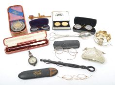 COLLECTION OF VINTAGE 20TH CENTURY MENS / LADIES CURIOS
