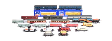 MODEL RAILWAY - COLLECTION OF ASSORTED OO GAUGE TRAINSET ROLLING STOCK