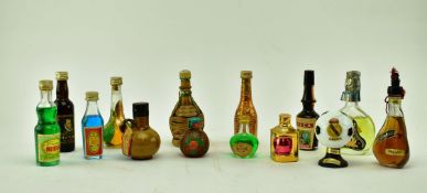 A LARGE COLLECTION OF MINIATURE BOTTLES OF SPIRITS & LIQUEURS