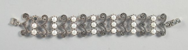 A SILVER MARCASITE AND PEARL BRACELET.