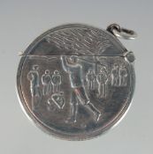 A SILVER GOLFING VESTA, 3.5cm diameter.
