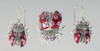A PAIR OF SILVER RUBY AND ENAMEL BUG EARRINGS AND PENDANT.