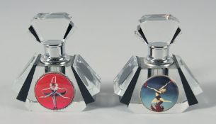 A SMALL PAIR OF ART DECO SCENT BOTTLES, 7 cm.