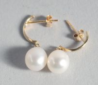 A PAIR OF 9ct. GOLD PEARL DROP EARRINGS.