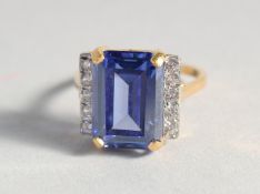 A SILVER GOLD PLATED FAUX TANZANITE DECO STYLE RING.