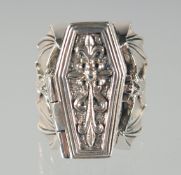 A HEAVY SILVER COFFIN, BAT AND SKELETON RING.