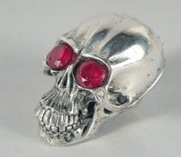 A SKULL SNUFF BOX, 4.5 cm.