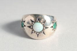 A SILVER OPAL AND EMERALD GYPSY RING.