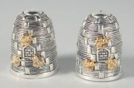 A PAIR OF SILVER PLATED BEEHIVE SALT AND PEPPERS, 3.5 cm.