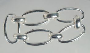 A SILVER OVAL LINK BRACELET.