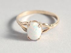 A 9ct. GOLD OPAL RING.