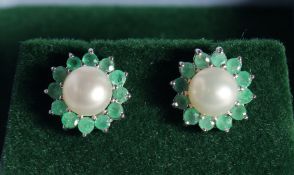 A PAIR OF SILVER PEARL AND EMERALD STUD EARRINGS.
