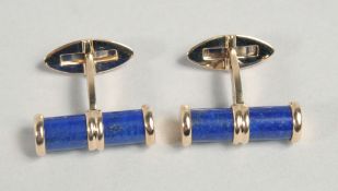 A PAIR OF 9ct. YELLOW GOLD LAPIS CUFFLINKS.