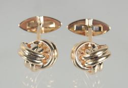 A PAIR OF 9ct. GOLD KNOT CUFFLINKS.