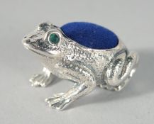 A CAST SILVER FROG PIN CUSHION, 3 cm.