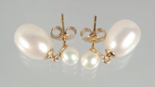 A PAIR OF 9ct. GOLD FRESHWATER PEARL DROP EARRINGS.
