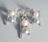 A SILVER WHITE AND GREY PEARL NECKLACE AND A PAIR OF EARRINGS.