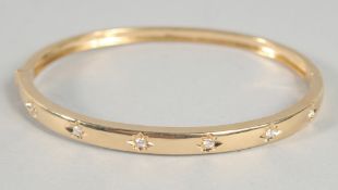 A GOOD 18ct. YELLOW GOLD OVAL DIAMOND SET BANGLE.