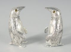 A PAIR OF SILVER PLATED PENGUIN SALT AND PEPPERS, 5.5 cm.