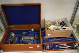 An oak cased canteen of cutlery and other loose flatware.