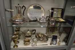 A quantity of plated items.