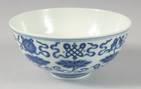 A CHINESE BLUE AND WHITE CIRCULAR PORCELAIN BOWL. 5.5ins diameter.