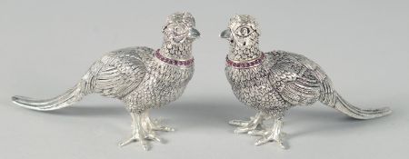 A PAIR OF SILVER PLATE PHEASANT SALT AND PEPPERS. 10cm long