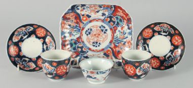 A PAIR OF JAPANESE IMARI PORCELAIN CUPS AND SAUCERS, together with a dish and small cup, (six