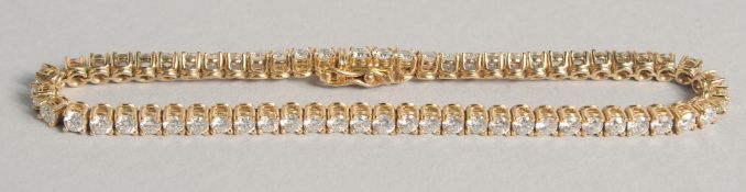 A GOOD 18CT YELLOW GOLD AND DIAMOND LINE BRACELET. 5 carats.
