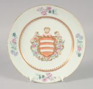 A 19TH CENTURY FAMILLE ROSE PORCELAIN ARMORIAL PLATE, 21cm diameter.